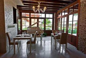 هتل Antico Borgo Torricella