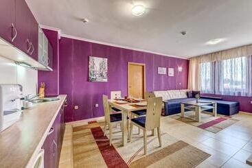 Colorful 2bd Apartment With Indoor Fireplace And Mountain View