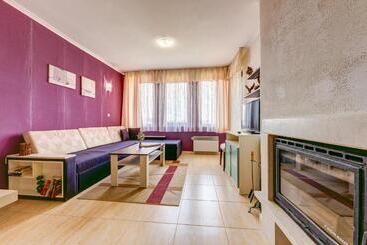 Colorful 2bd Apartment With Indoor Fireplace And Mountain View