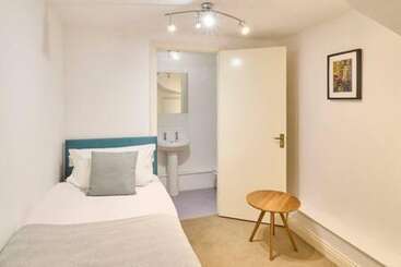Host & Stay   Queen S Corner