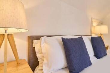 Host & Stay   Queen S Corner