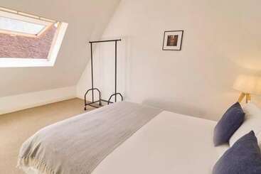 Host & Stay   Queen S Corner