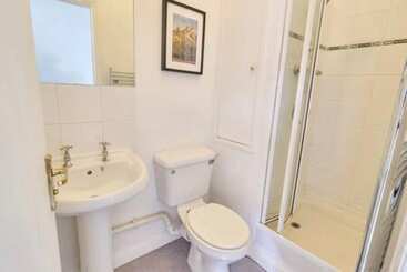 Host & Stay   Queen S Corner