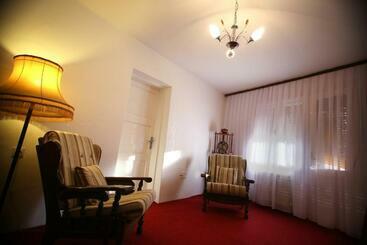 Hostel Bushati