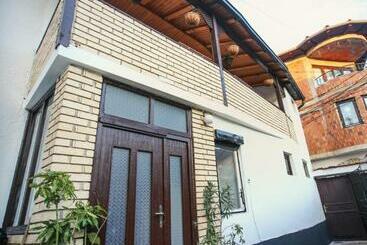 Hostel Bushati
