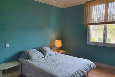 דירות לתיירים Big Summer House In The Charming Village Of Meyssac