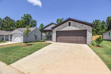 Charming & Comfy   Close To Stadium & Campus   Parents   Game Weekend
