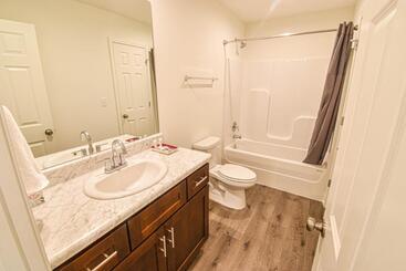 Charming & Comfy Close To Stadium & Campus Parents Game Weekend