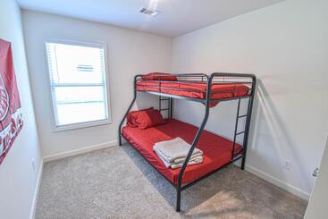 Charming & Comfy   Close To Stadium & Campus   Parents   Game Weekend
