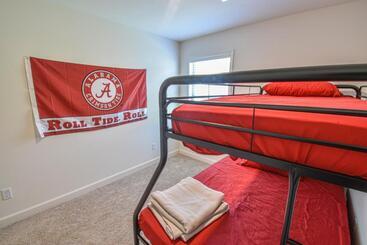 Charming & Comfy   Close To Stadium & Campus   Parents   Game Weekend