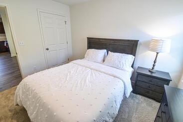 Charming & Comfy   Close To Stadium & Campus   Parents   Game Weekend
