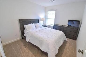 Charming & Comfy   Close To Stadium & Campus   Parents   Game Weekend