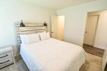 Charming & Comfy   Close To Stadium & Campus   Parents   Game Weekend