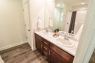 Charming & Comfy   Close To Stadium & Campus   Parents   Game Weekend