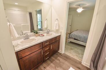 Charming & Comfy   Close To Stadium & Campus   Parents   Game Weekend