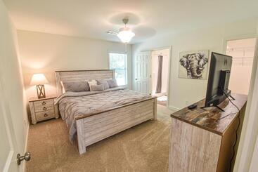 Charming & Comfy   Close To Stadium & Campus   Parents   Game Weekend