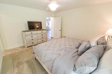 Charming & Comfy   Close To Stadium & Campus   Parents   Game Weekend