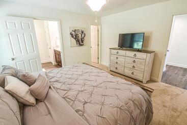 Charming & Comfy   Close To Stadium & Campus   Parents   Game Weekend