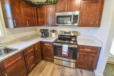 Charming & Comfy   Close To Stadium & Campus   Parents   Game Weekend