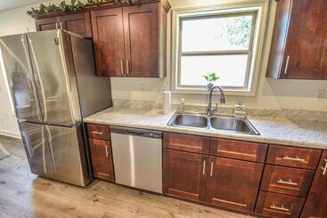 Charming & Comfy   Close To Stadium & Campus   Parents   Game Weekend