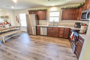Charming & Comfy   Close To Stadium & Campus   Parents   Game Weekend