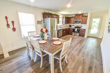 Charming & Comfy   Close To Stadium & Campus   Parents   Game Weekend