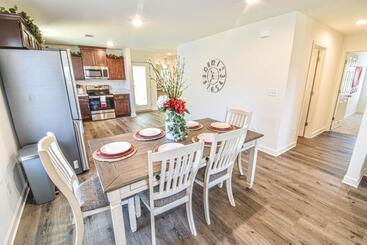 Charming & Comfy   Close To Stadium & Campus   Parents   Game Weekend