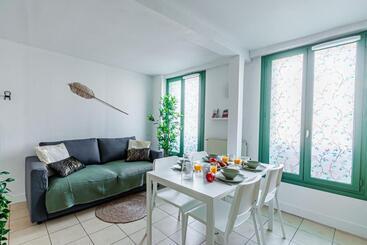 Appart Hotel Nuiteejour Versailles Saint Cyr L Ecole