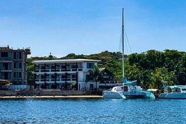 هتل Brisas Del Mar Beach + Dive Resort