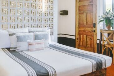 هتل Hiphipstay   The Colonial