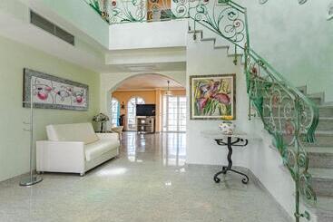 Gorgeous Golf Villa