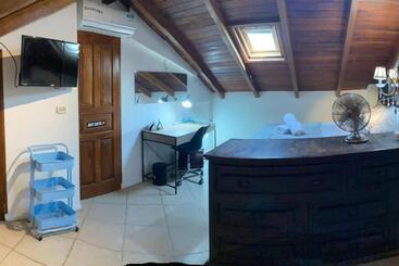 Beautiful Loft! Walk From The Beach!