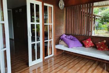 پانسیون Amban Beach House