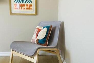 Lovely Bijou Loft Apt, One Road Back From The Sea
