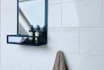Lovely Bijou Loft Apt, One Road Back From The Sea