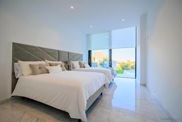 Villa Martin Stone  Las Colinas Golf Country