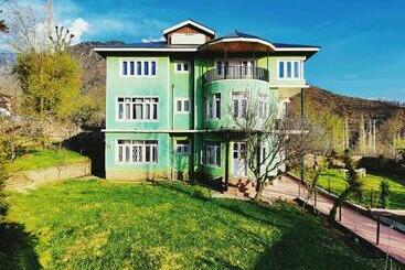 酒店 Calm Holiday Inn