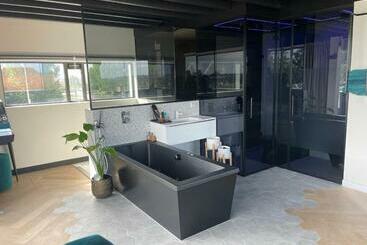 Above And Beyond Luxe Suite Met Sauna En Stoomdouche