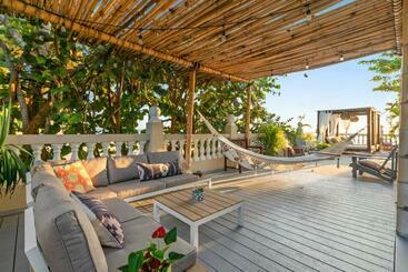 تختخواب و صبحانه Tres Sirenas Beach Inn