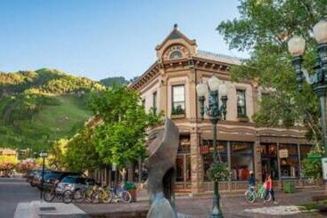 هتل Luxury 3 Bedroom Downtown Aspen Vacation Rental With Amenities Including Heated Pool, Hot Tubs, Game