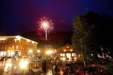 هتل Luxury 3 Bedroom Downtown Aspen Vacation Rental With Amenities Including Heated Pool, Hot Tubs, Game