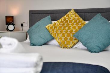 Free Parking   Heart Of The City   Superb Townhouse & Garden   Peaceful Area But Only 5min Walk To B