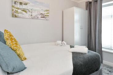 Free Parking   Heart Of The City   Superb Townhouse & Garden   Peaceful Area But Only 5min Walk To B