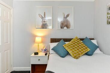 Free Parking   Heart Of The City   Superb Townhouse & Garden   Peaceful Area But Only 5min Walk To B