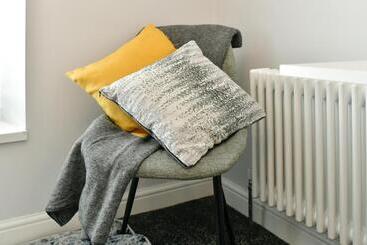 Free Parking   Heart Of The City   Superb Townhouse & Garden   Peaceful Area But Only 5min Walk To B
