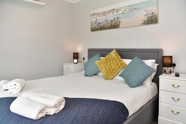Free Parking   Heart Of The City   Superb Townhouse & Garden   Peaceful Area But Only 5min Walk To B