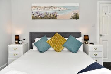 Free Parking   Heart Of The City   Superb Townhouse & Garden   Peaceful Area But Only 5min Walk To B
