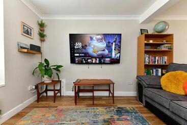 Free Parking   Heart Of The City   Superb Townhouse & Garden   Peaceful Area But Only 5min Walk To B