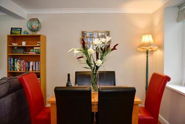 Free Parking   Heart Of The City   Superb Townhouse & Garden   Peaceful Area But Only 5min Walk To B