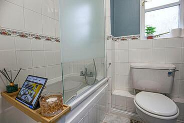 Tattenhoe House With Free Parking, Fast Wifi, Garden And Smart Tv By Yoko Property